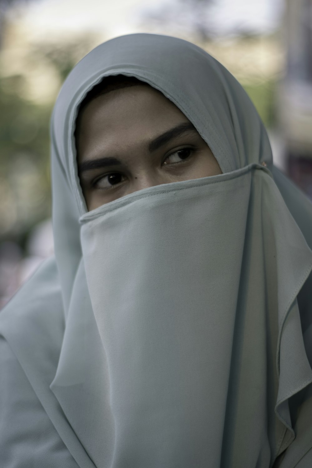 femme portant un foulard hijab bleu