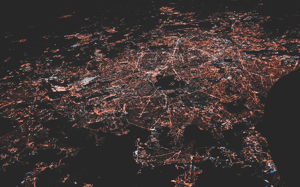 освітлене місто вночі аерофотознімок