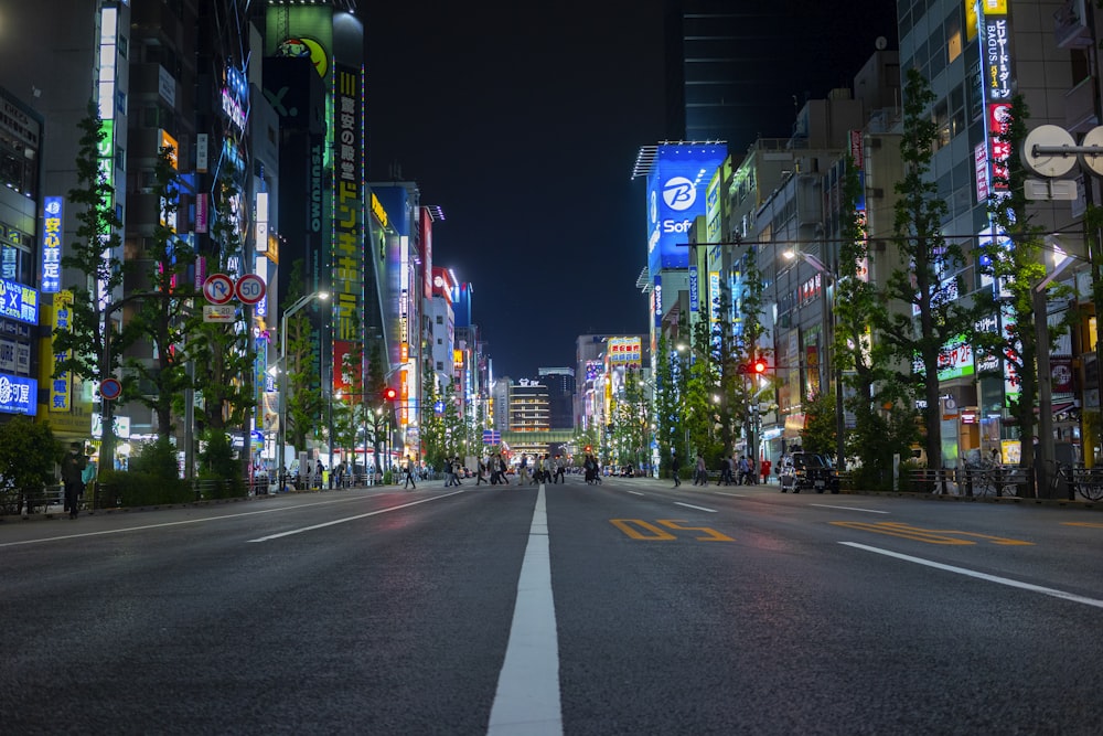 persone che camminano per strada durante la notte