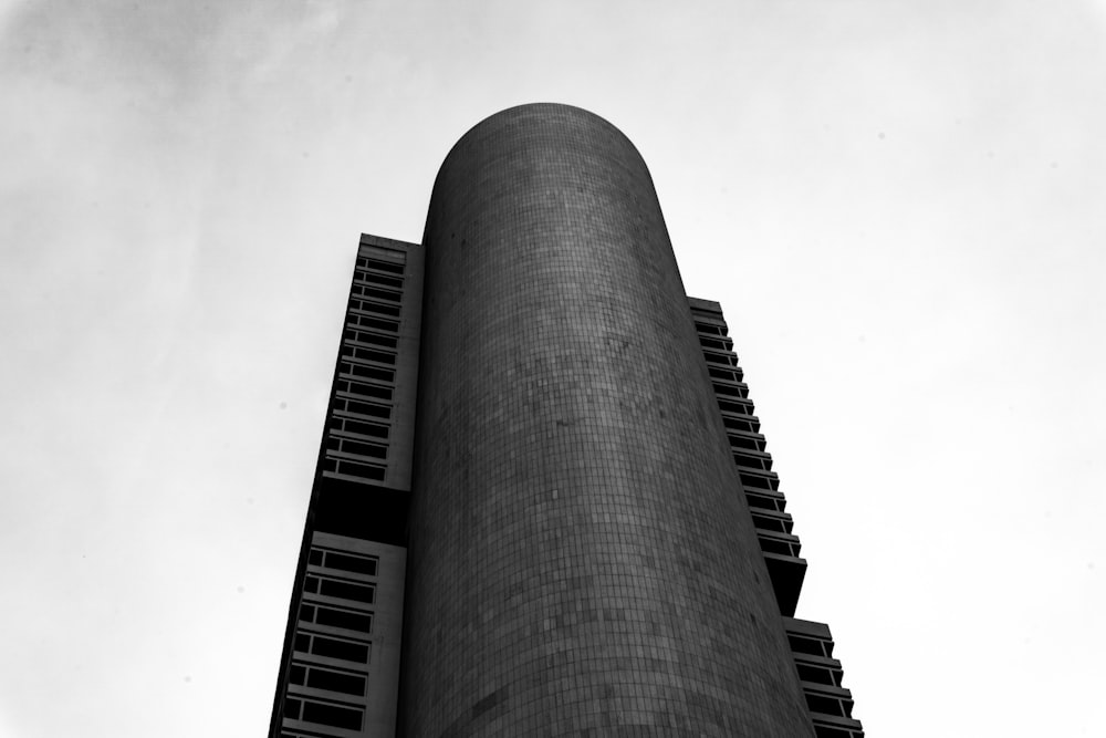 Fotografía en escala de grises de un edificio de hormigón