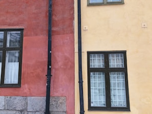 Before and after of a pressure-washed building facade in Fredericia
