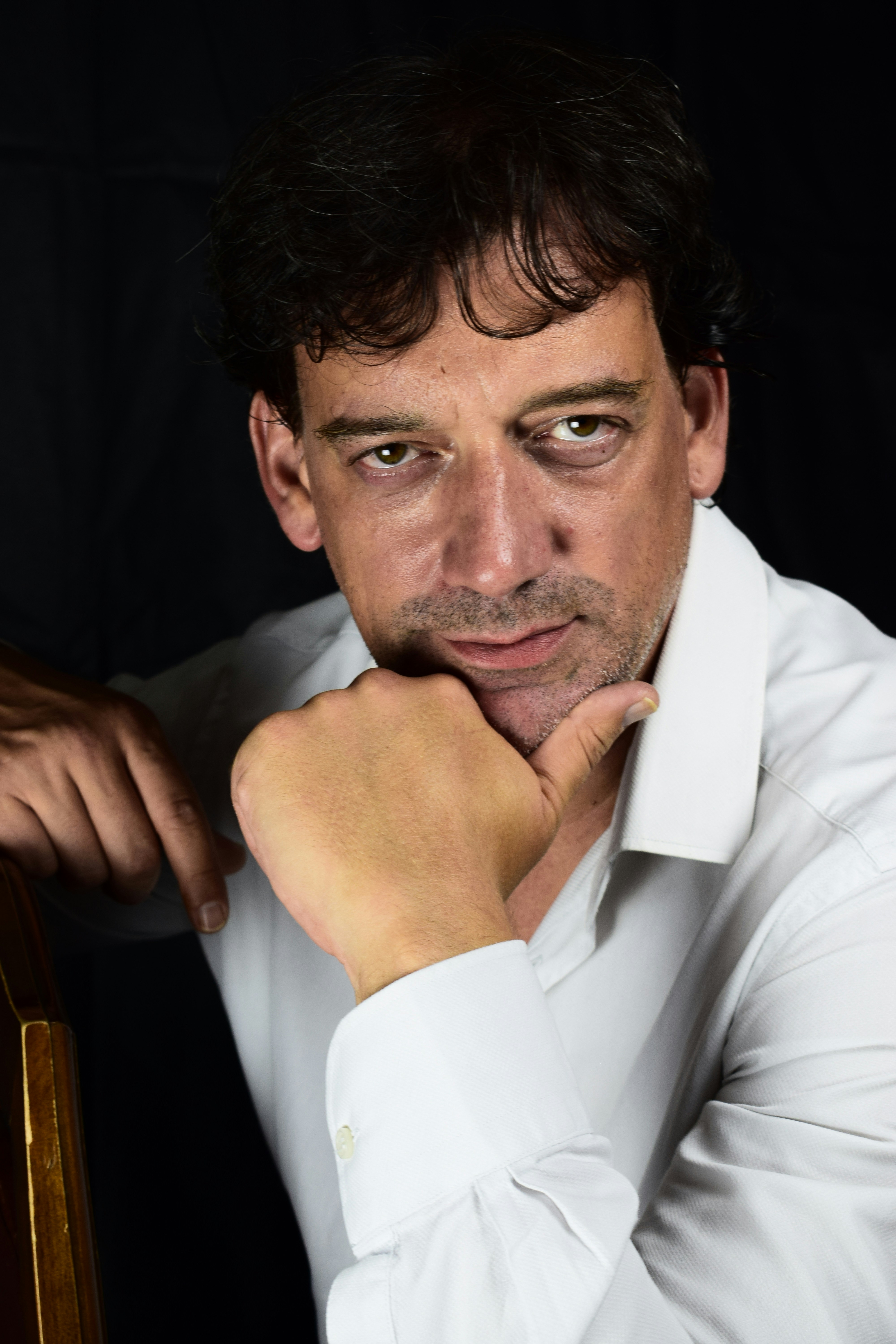 Mismo hombre joven ahora riendo y siendo el centro de atención