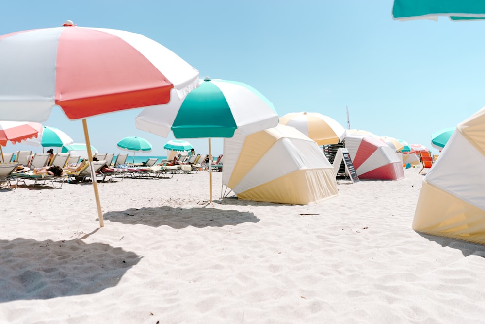 Poca gente cerca de la orilla del mar