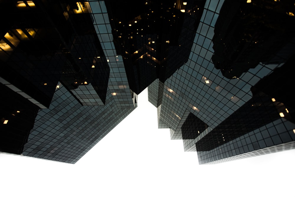 Fotografía de ángulo bajo de un edificio durante el día Fotografía en escala de grises