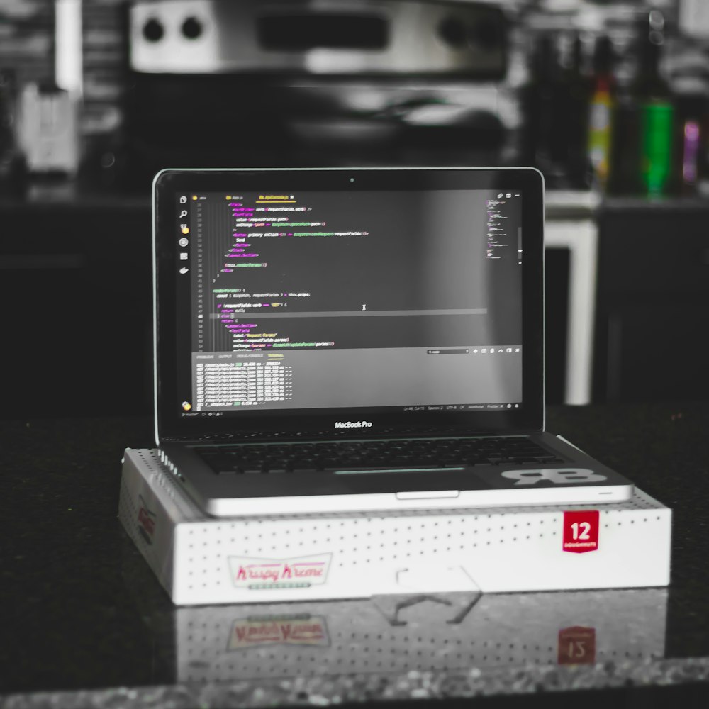 computador portátil preto com caixa