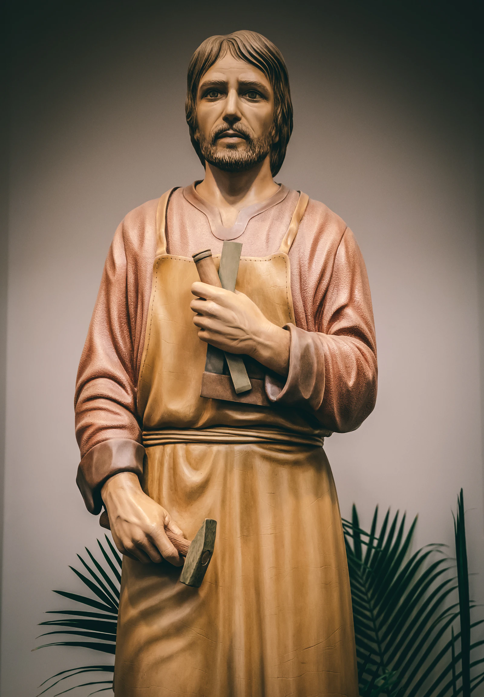 Figura świętego Józefa z narzędziem cieśli