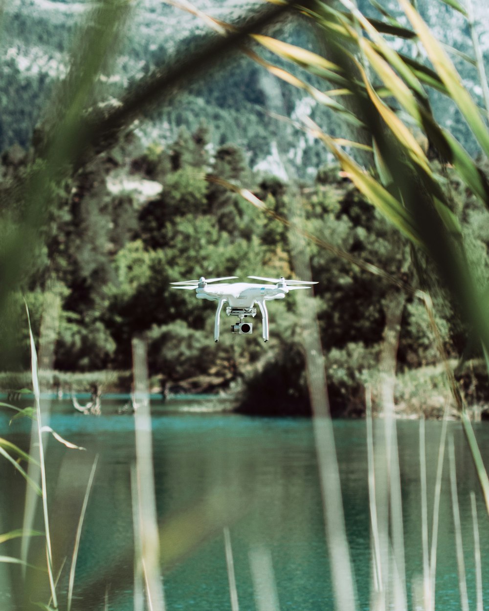 Drone DJI Phantom 4 che vola vicino a uno specchio d'acqua