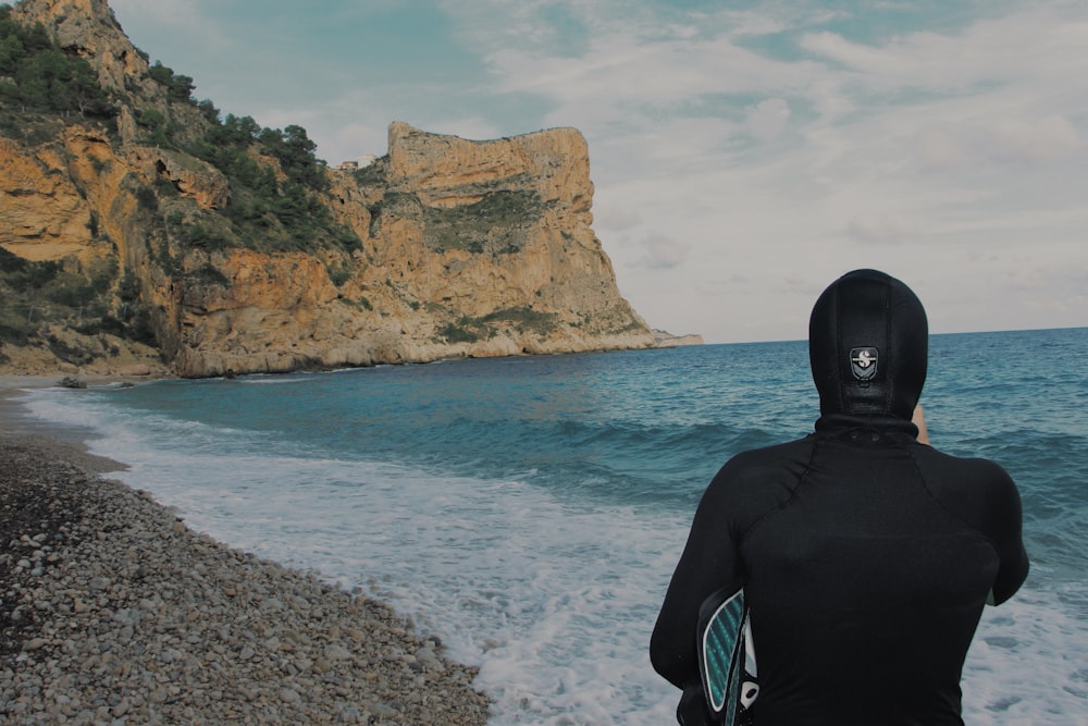 personne debout au bord de la mer