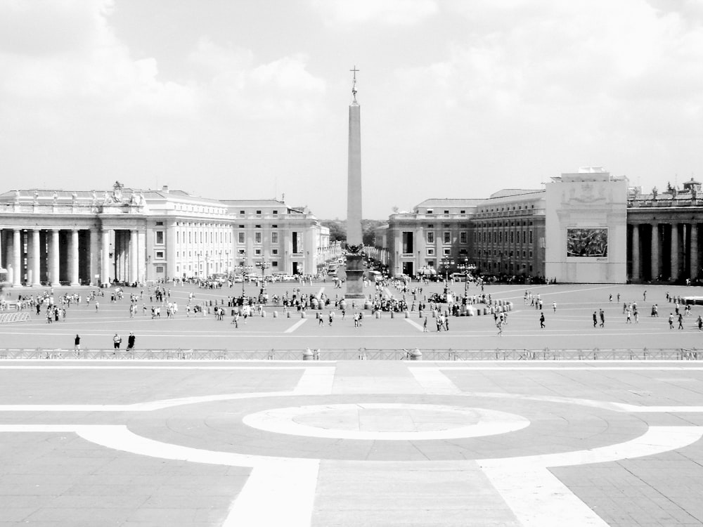 Photographie en niveaux de gris de personnes debout sur le terrain