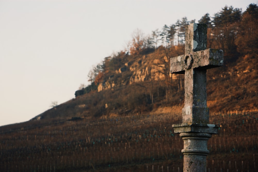 cruz de hormigón gris