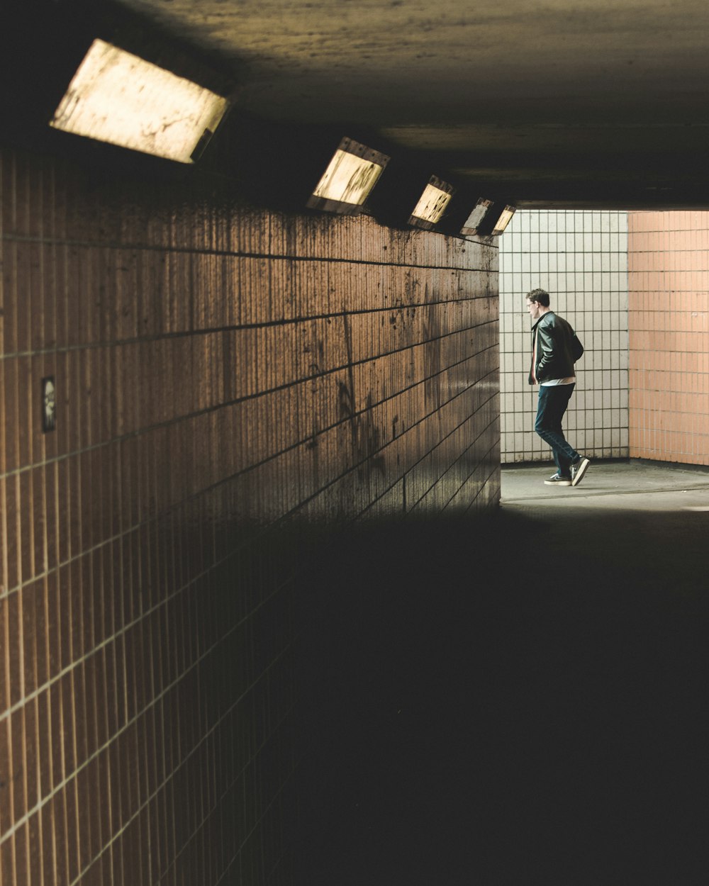 homem andando dentro do interior do edifício