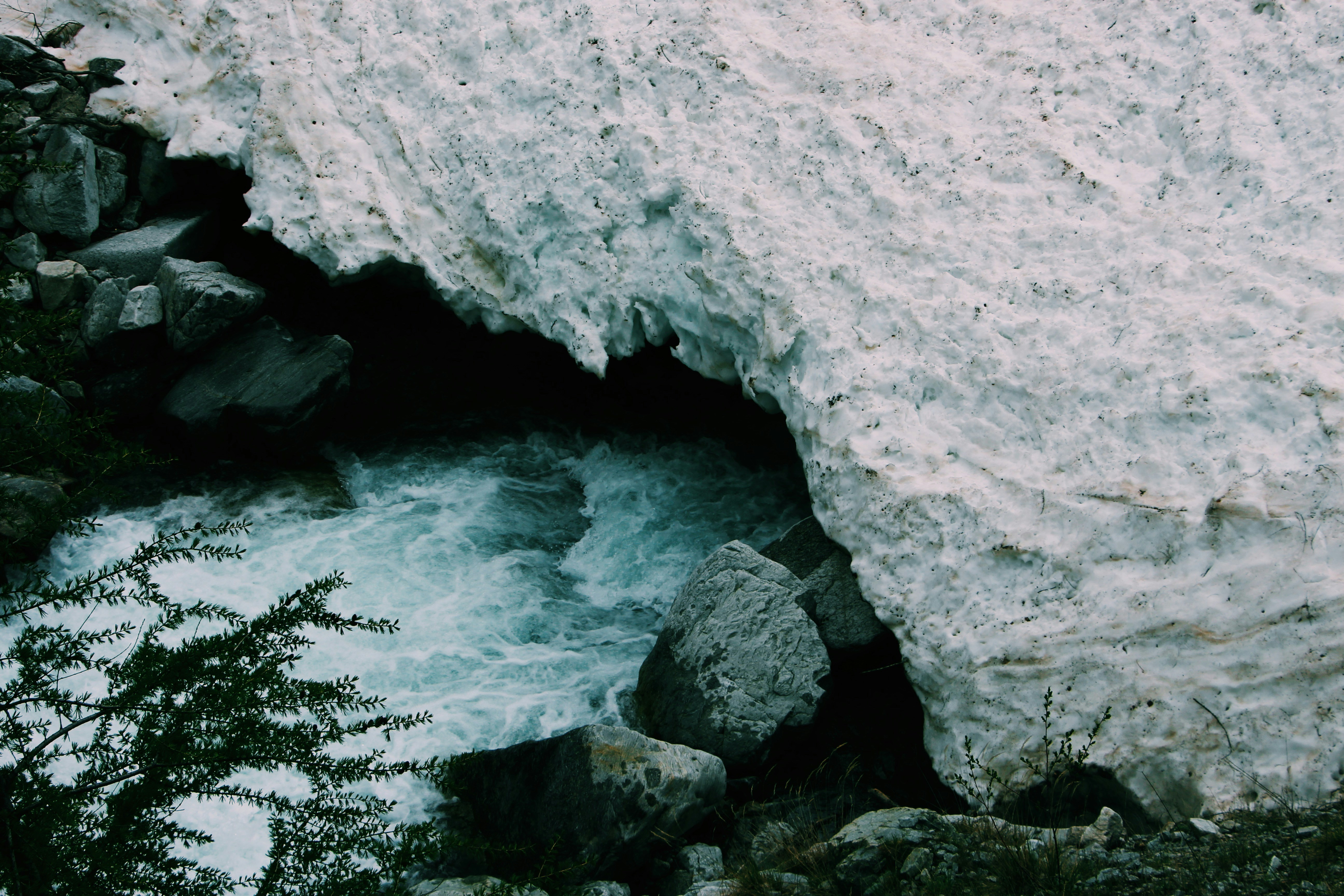 fiume che scorre tra rocce grigie
