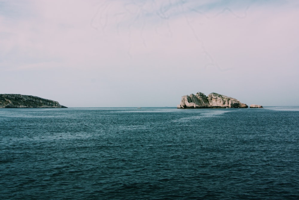 Fotografía de una isla cerca del océano