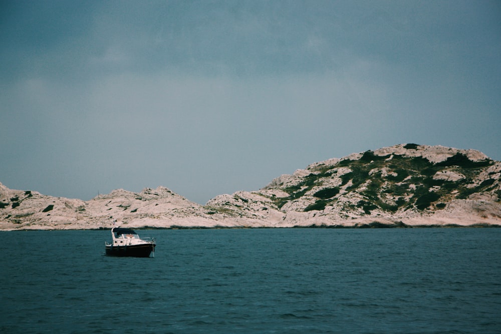 Barco en el agua cerca de la montaña