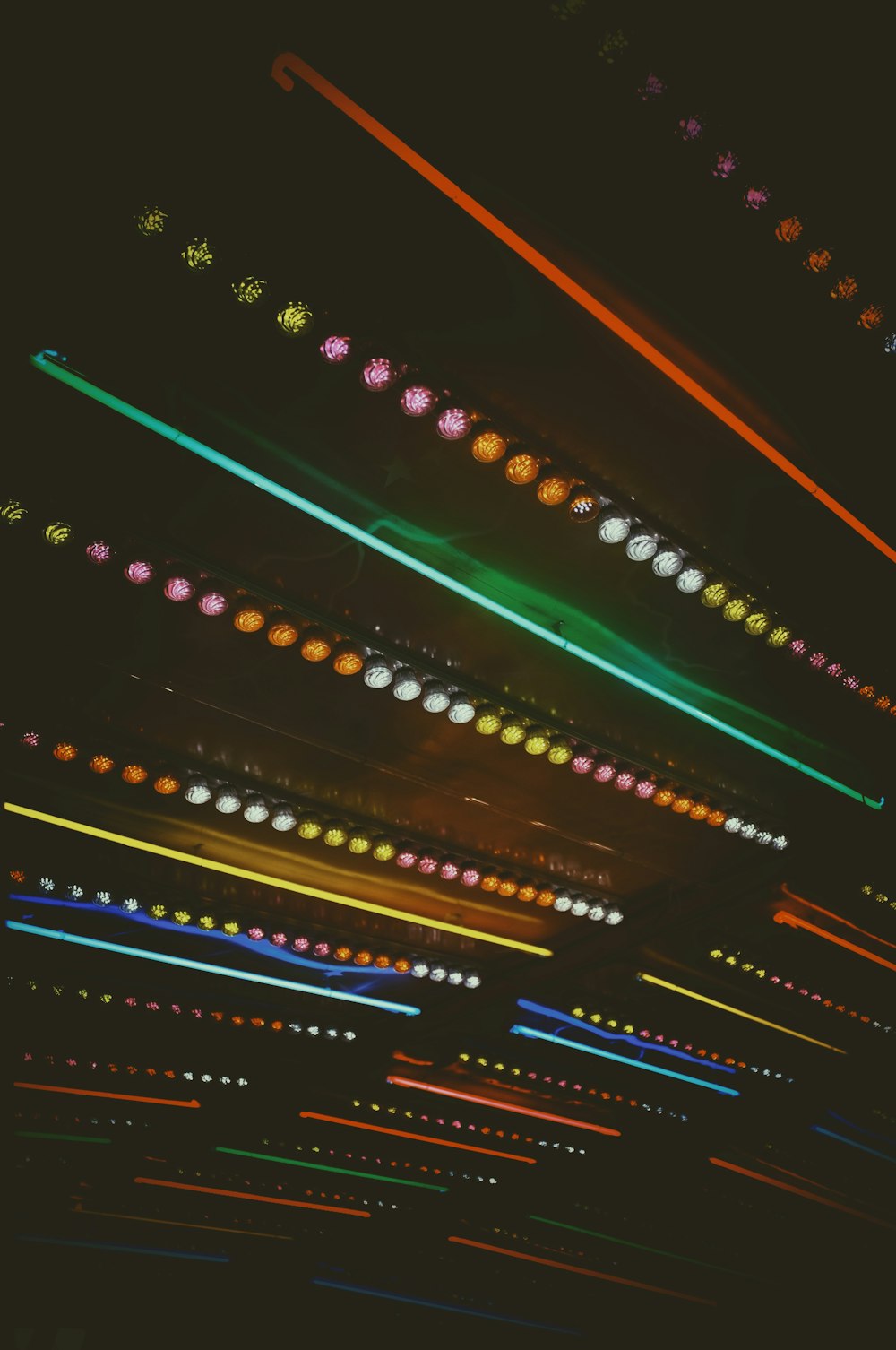 a bunch of lights that are in the dark
