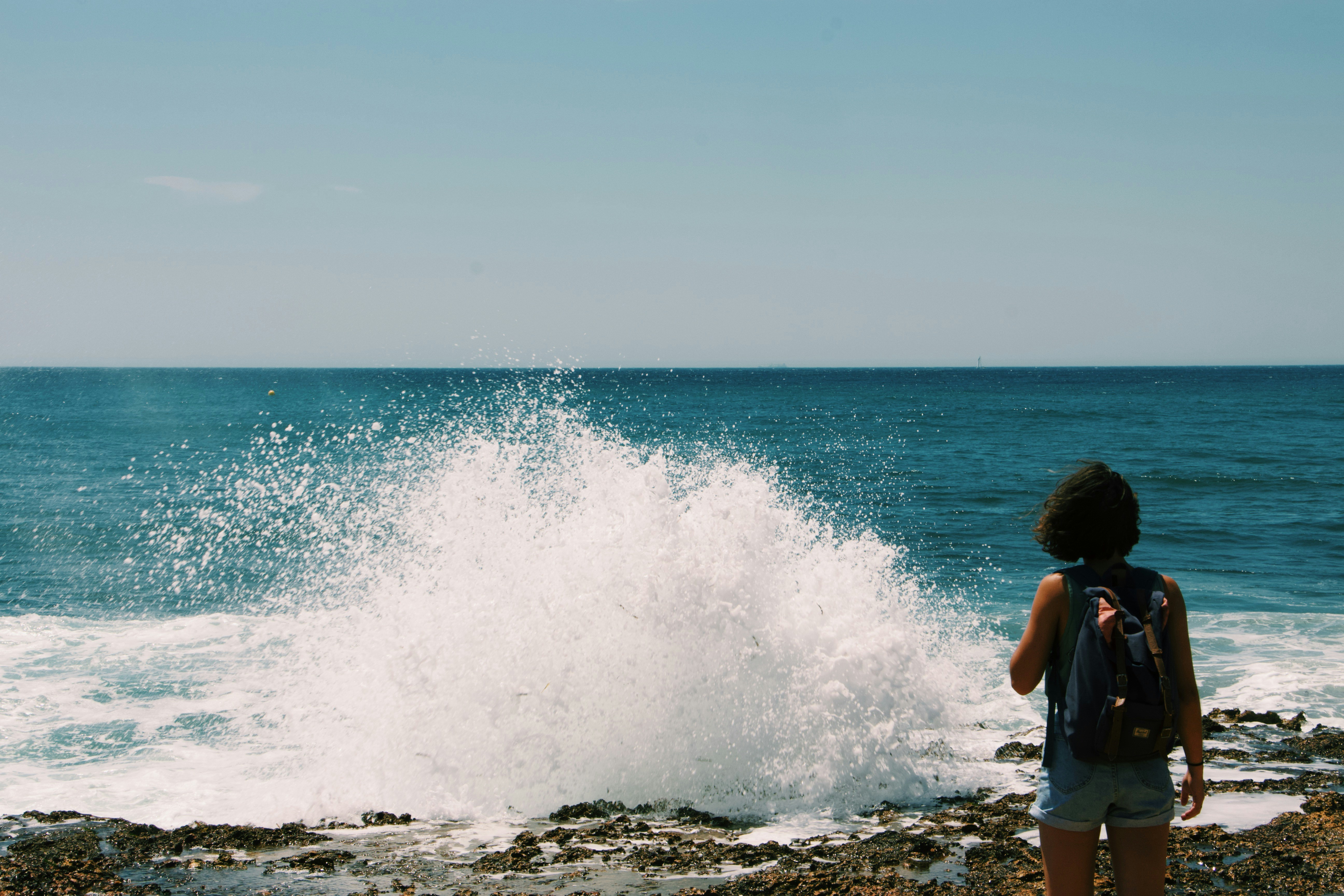 Анимация девушка и море. Снова выйду я на берег. Океан горизонт. Снова выйду я на берег. Шторм на азовском море.