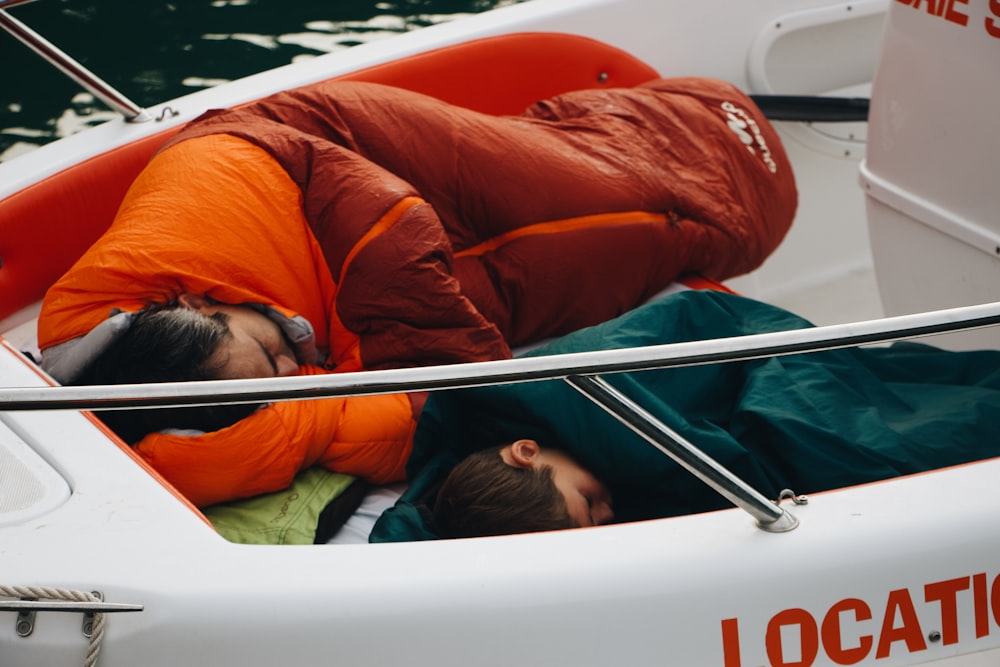 Mann schläft auf dem Boot