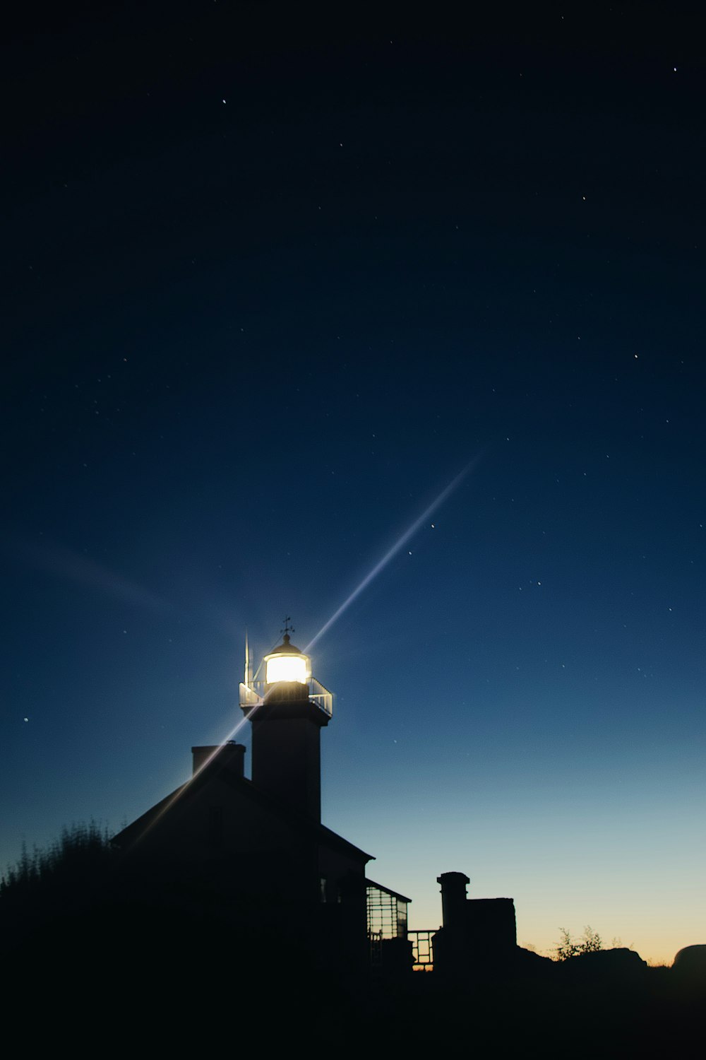 Leuchtturm leuchtet in der Nacht