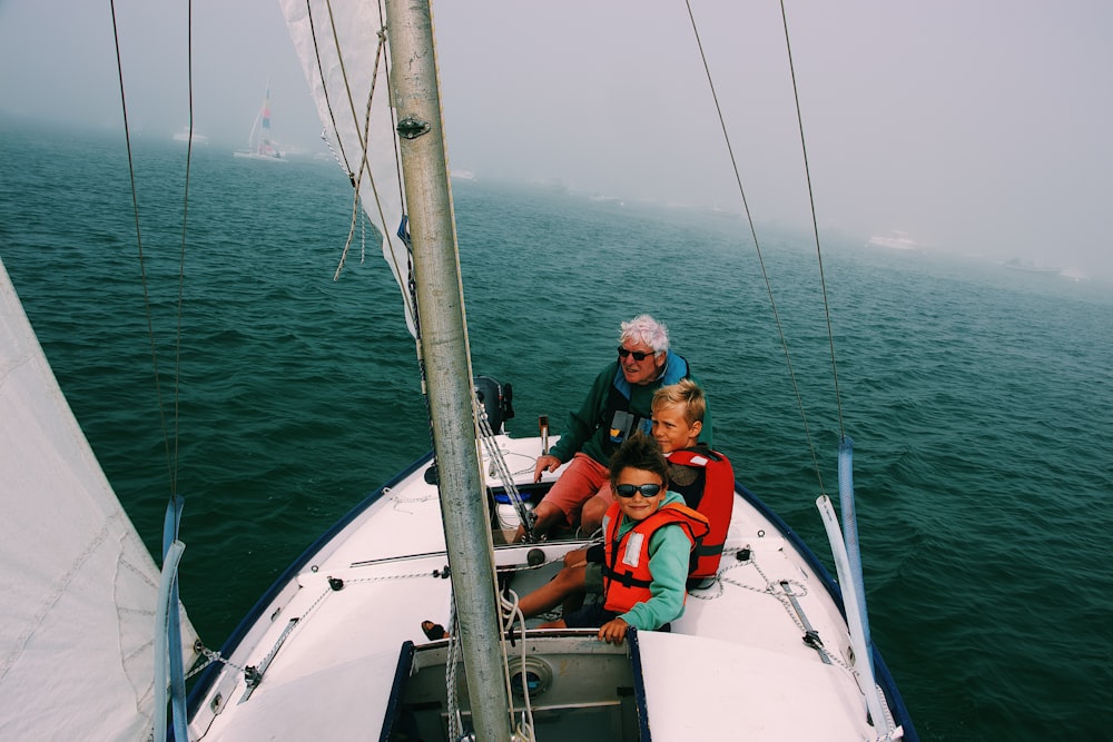 Gruppe von Personen in der Yacht