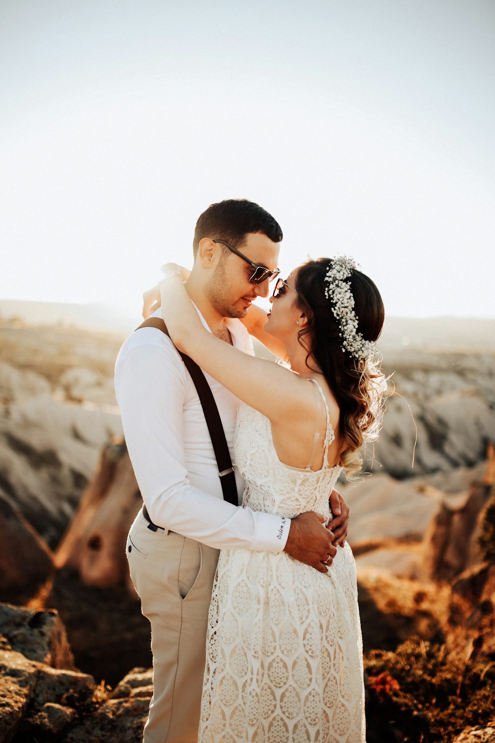 couple de jeunes mariés étreignant