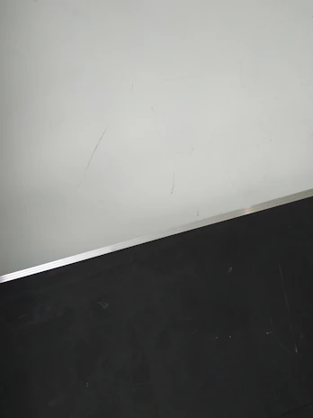 Neatly finished PSK skirting along a wall corner, matching the SPC flooring perfectly in a cozy home setting.