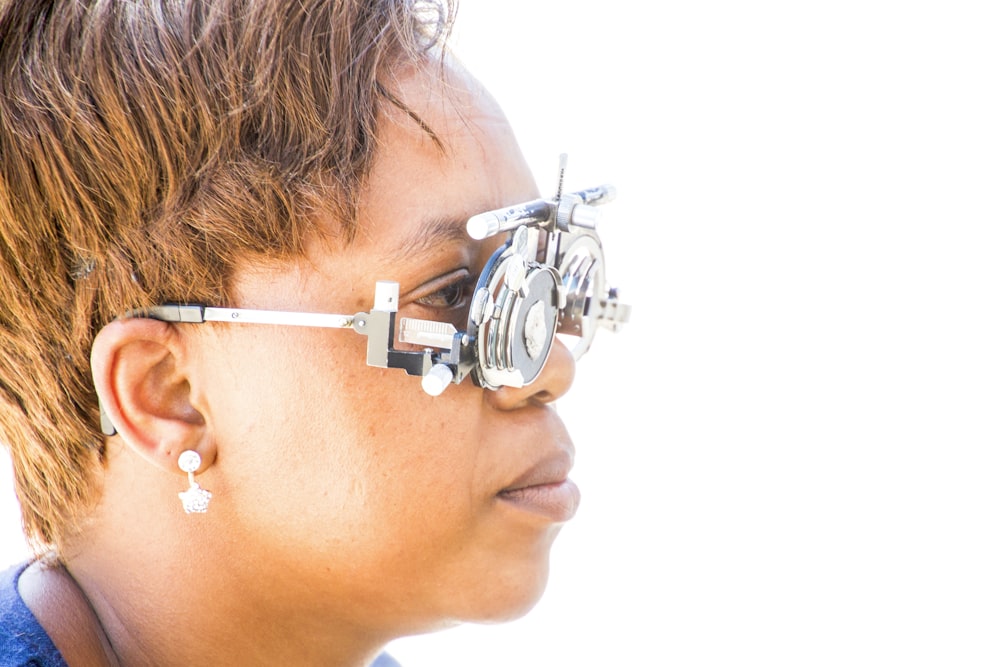 mulher usando óculos dispositivo de medição