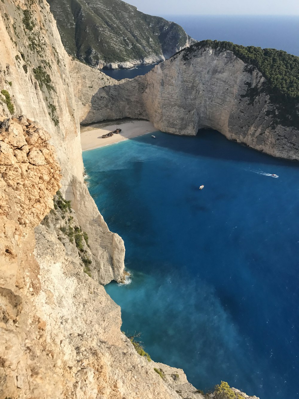 Formazione rocciosa vicino allo specchio d'acqua