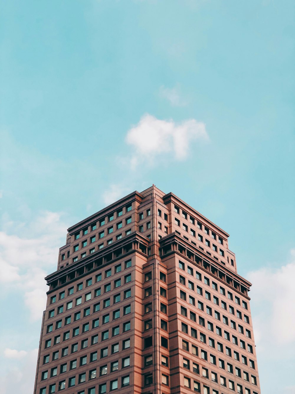 Braunes Betongebäude unter blauem Himmel