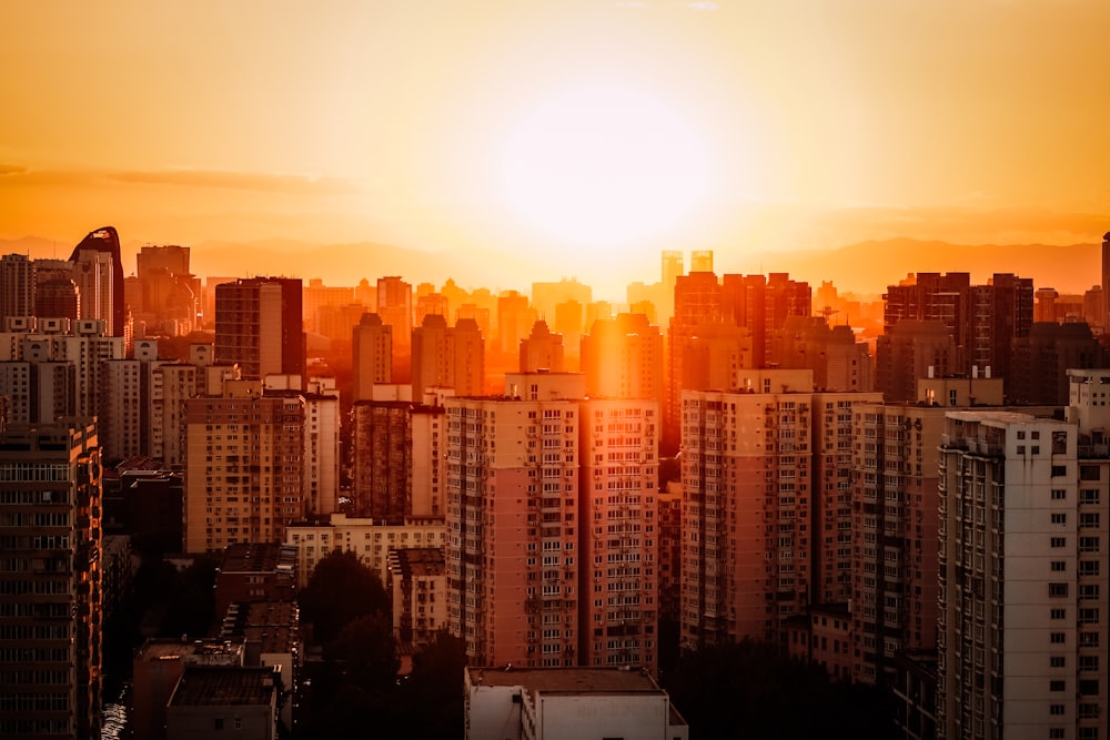 Fotografia panorâmica de arranha-céus durante a Hora Dourada