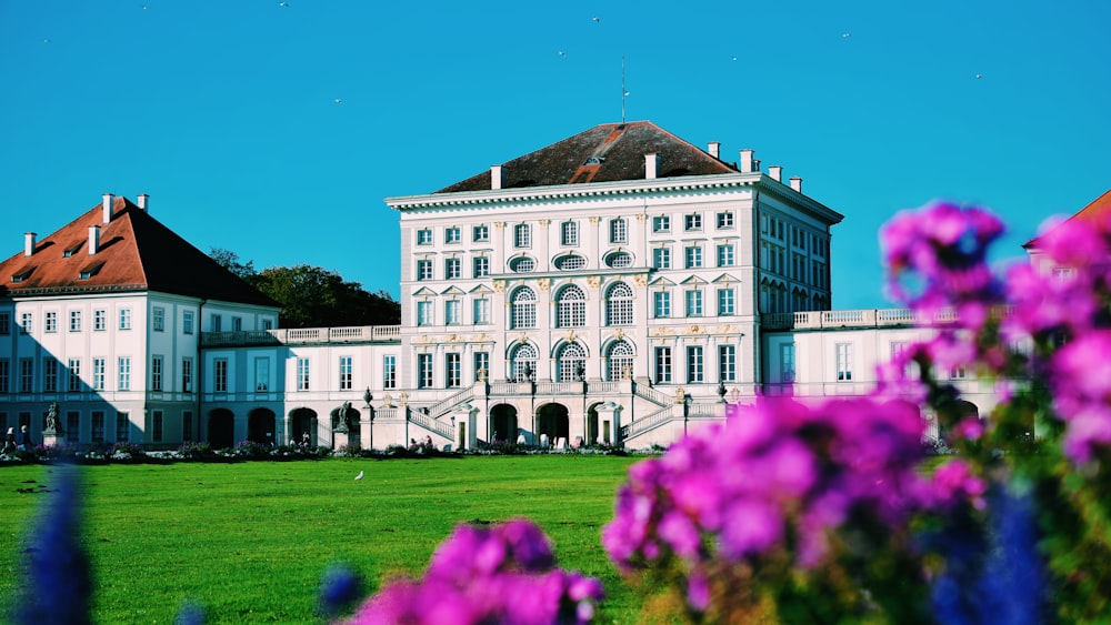 edificio bianco vicino al campo di erba verde