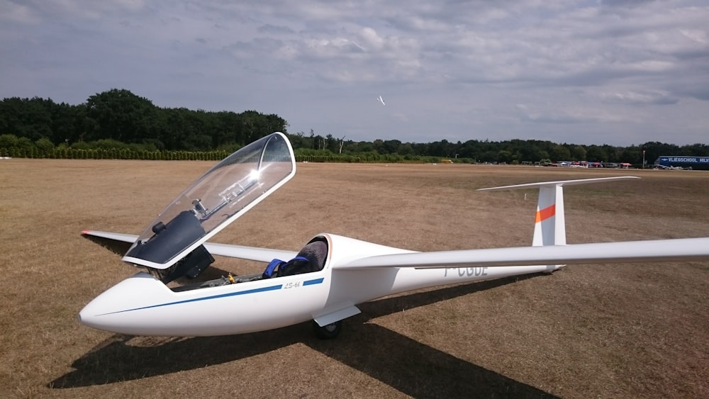 weißes Flugzeug auf dem Boden