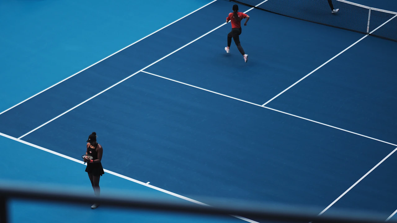 Hai người luyện tập match play trên sân tennis