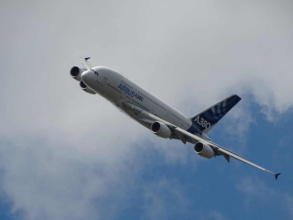 weißes und blaues Verkehrsflugzeug