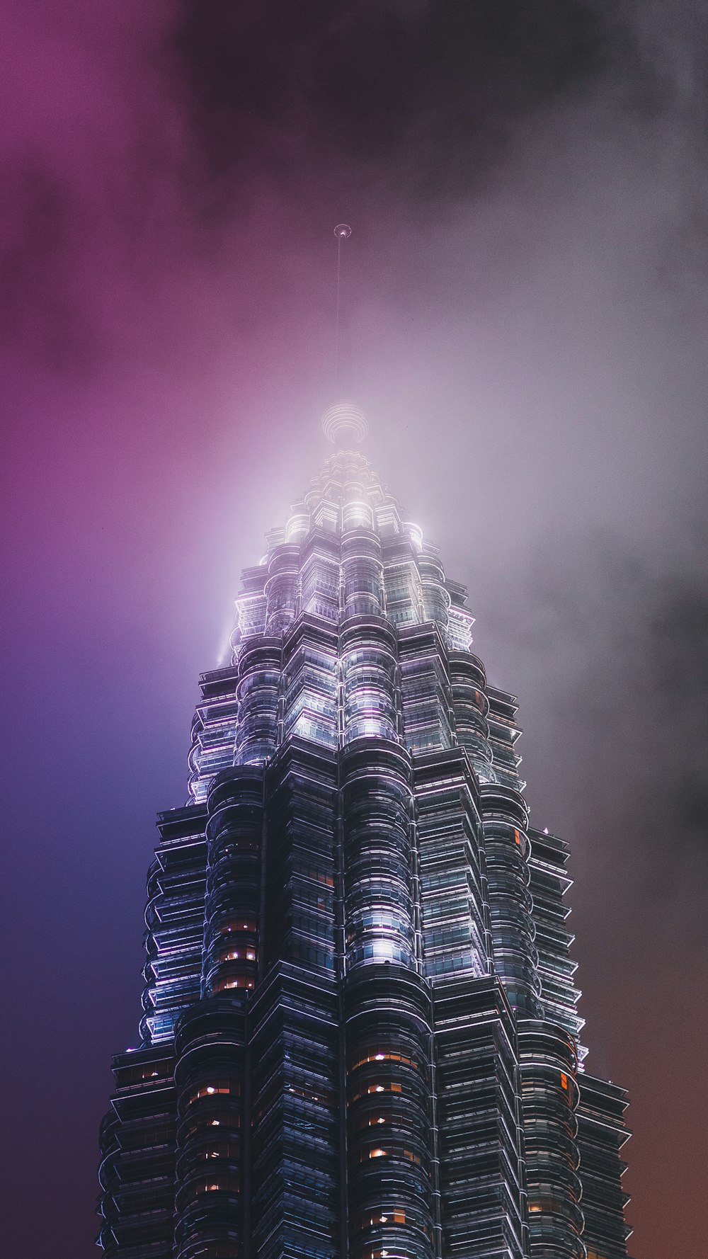 Fotografía de ángulo bajo de un edificio gris de gran altura