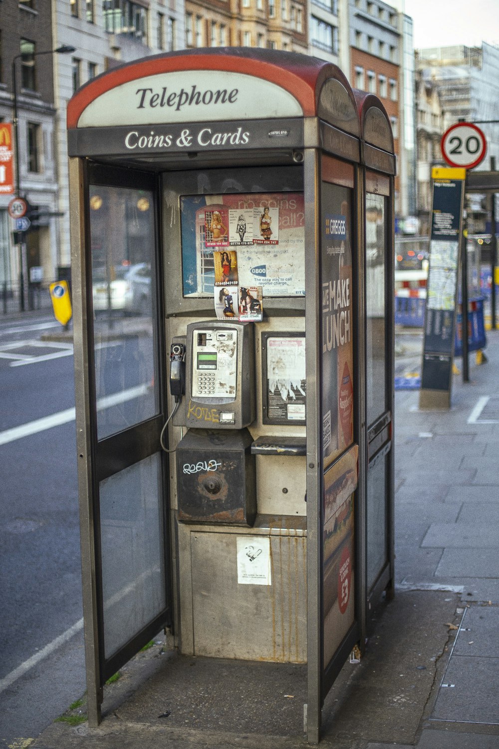 graue Telefonzelle entlang der Straße