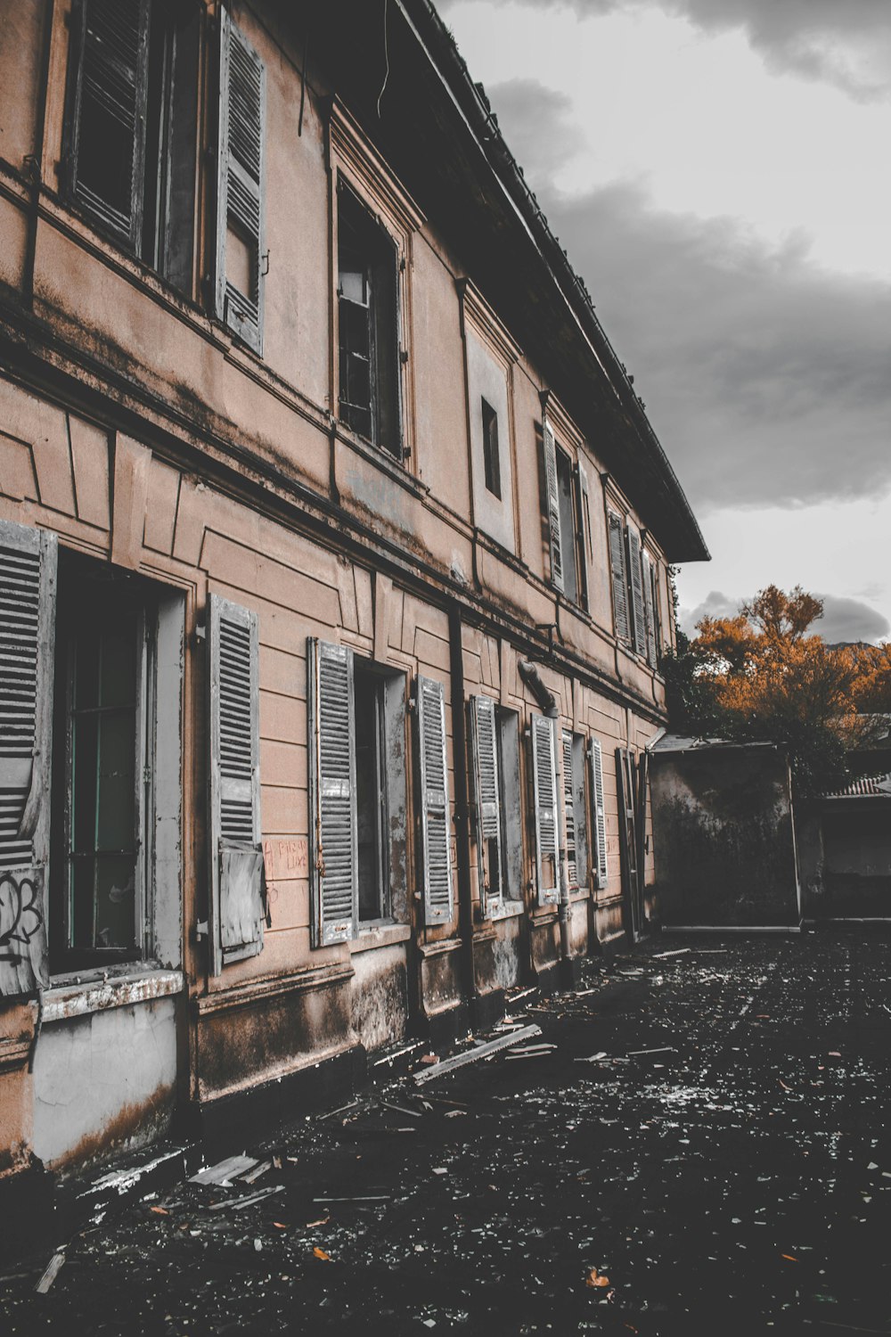 um prédio degradado com janelas e persianas