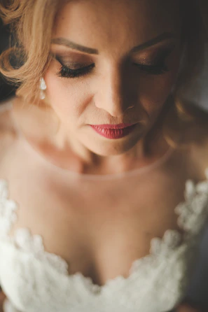Detailed shot of premium-quality contact lenses and false lashes enhancing the bride’s eyes for a captivating look.