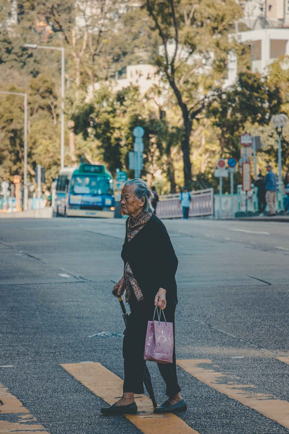 mujer cruzando peatonal