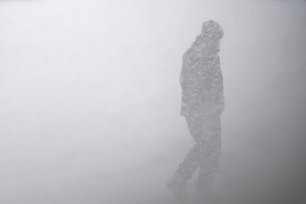 silhouette dell'uomo nella tempesta di neve