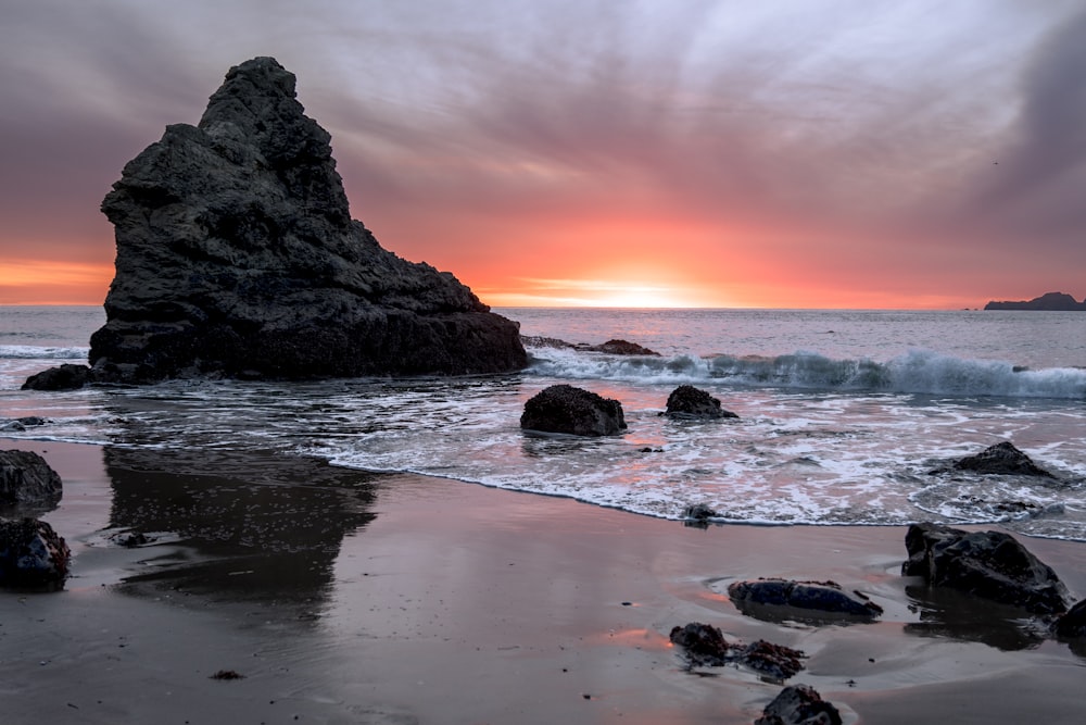 Roca gris en el cuerpo de agua durante el día