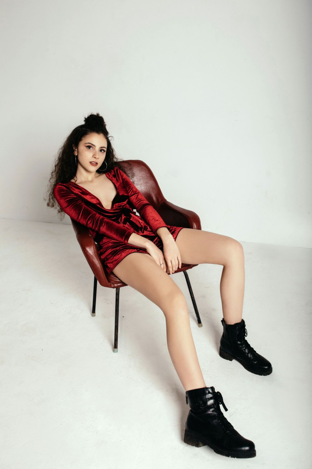 Femme en mini-robe rouge sur chaise