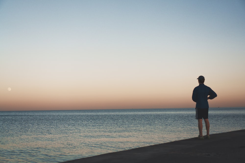 homme debout près de la mer