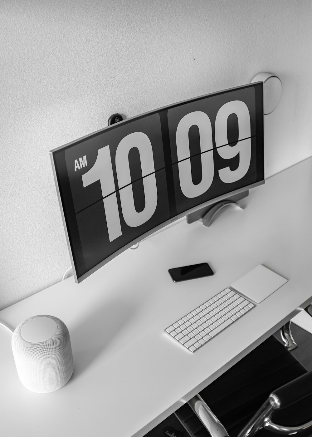 silver iMac on desk