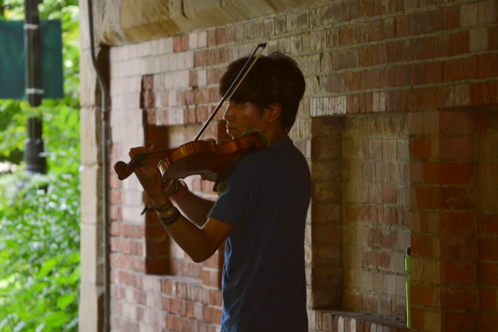 Hombre usando violín