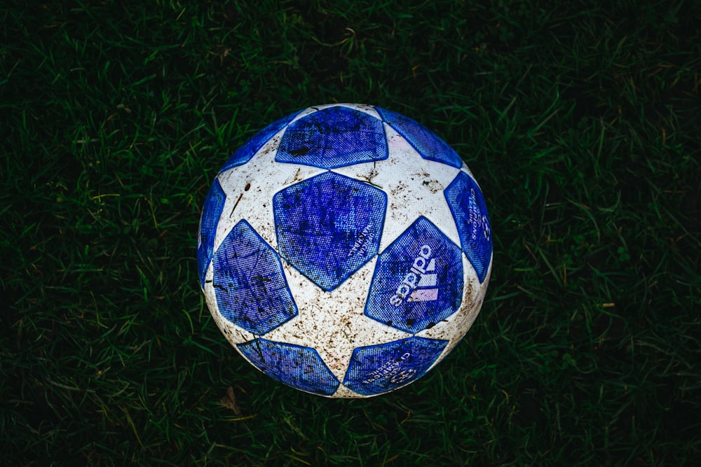 芝生に青と白の星柄サッカーボール