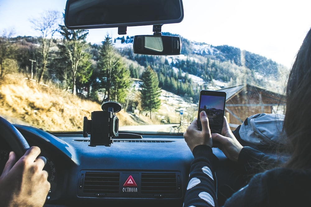 persona che scatta foto dal telefono