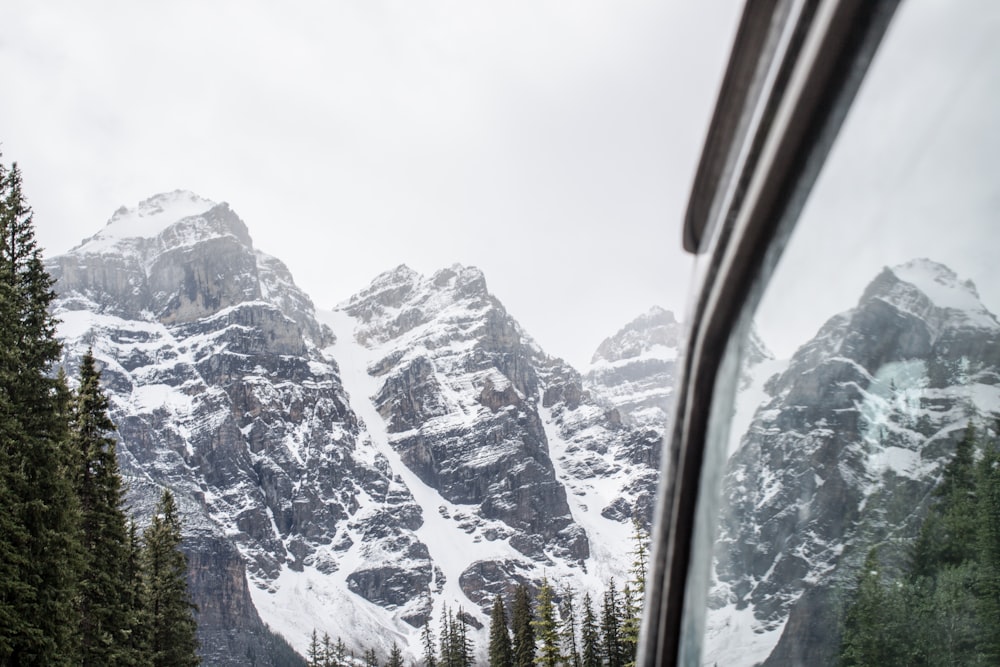 차량 창문에서 바라본 산맥의 모습