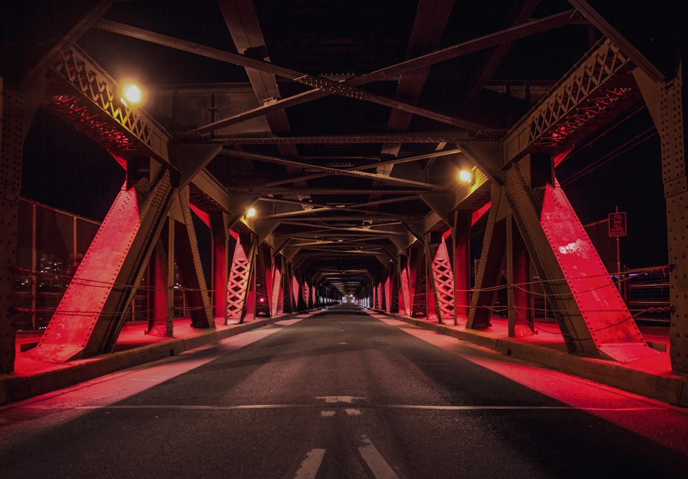 Puente de metal rojo y negro durante la noche