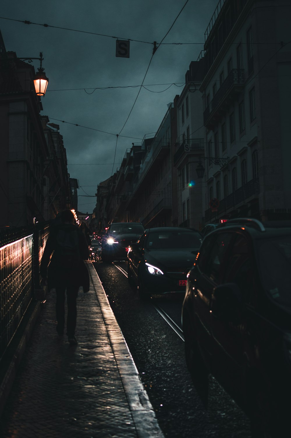 Vehículos en la calzada durante la noche