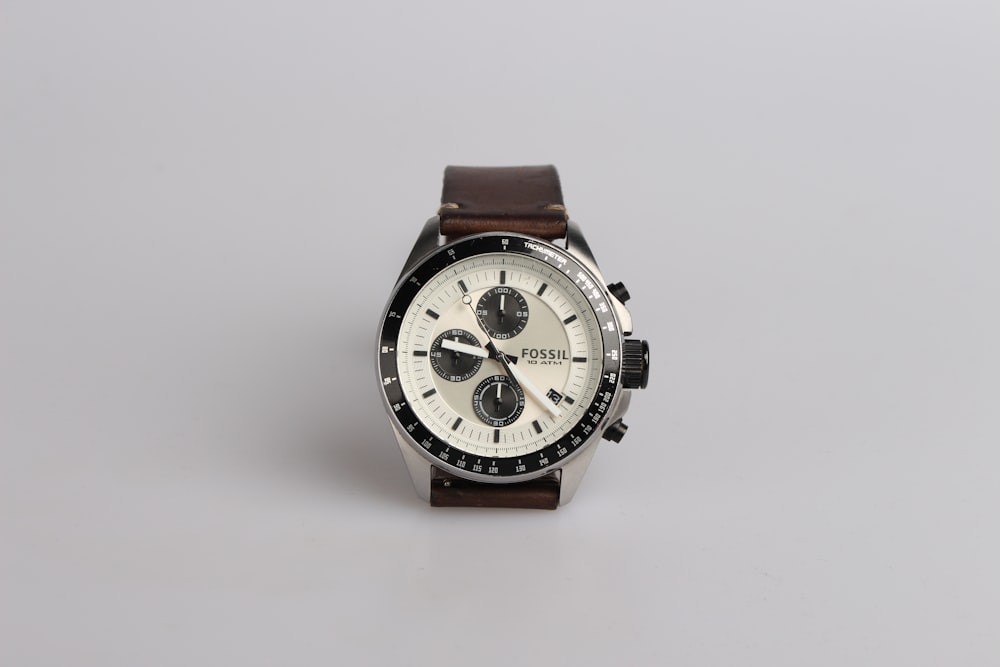 relógio de cronógrafo fóssil prateado redondo às 9:22 com faixa de couro marrom